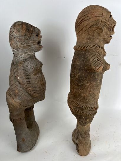 null NIGERIA - Peuple DAKAKARI

Lot de deux statues féminines décorées de scarifications...