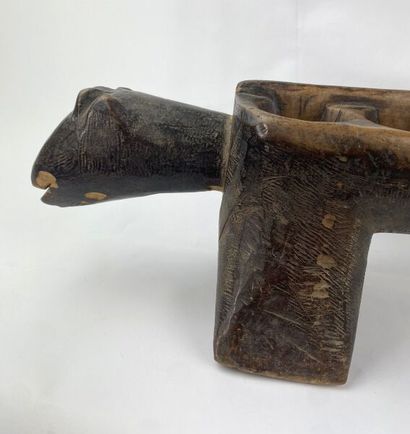 null IVORY COAST 

Awale game decorated with an animal head (dog).

L. 75 cm

Consultant...