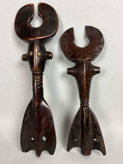 null CAMEROUN - peuple BAMILEKE

lot de deux flutes en bois à décor anthropo -zoomorphe,...