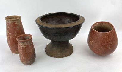 null MALI - Culture du GIMBALA

-Lot de quatre poteries culinaires en terre cuite...