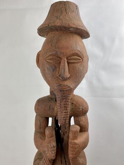 null NIGERIA - Peuple ORON

Statuette d'ancêtre barbu, tenant dans ses mains deux...