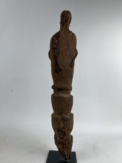 null NIGERIA - Peuple TIV

-Haut de poteau "IHEMBE" en bois d'acajou, représentant...
