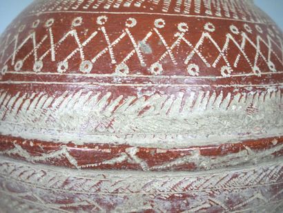 null MALI - peuple BOZO

Jarre en terre cuite "CANARI" à engobe rouge finement décorée...