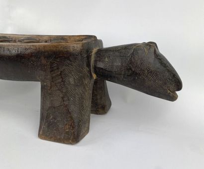 null IVORY COAST 

Awale game decorated with an animal head (dog).

L. 75 cm

Consultant...