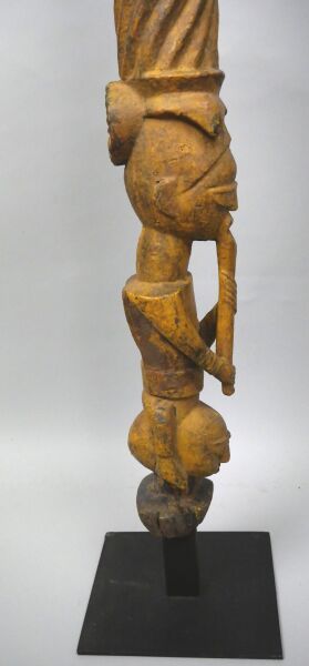 null BENIN - peuple NAGO

Poteau de véranda décors de personnage, l'un jouant de...