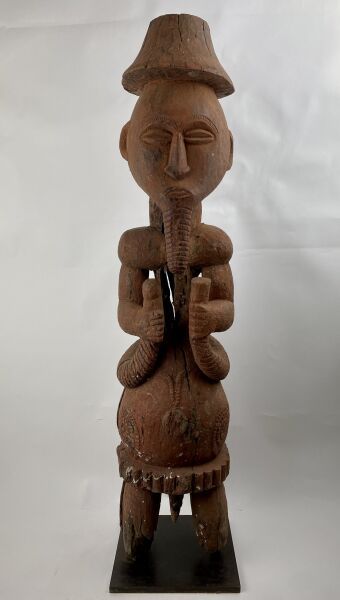 null NIGERIA - Peuple ORON

Statuette d'ancêtre barbu, tenant dans ses mains deux...