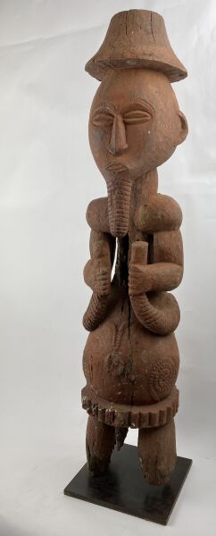 null NIGERIA - Peuple ORON

Statuette d'ancêtre barbu, tenant dans ses mains deux...