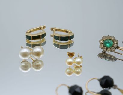 null Suite of 4 pairs of earrings including : 
- Two pairs of ear chips with pearls....