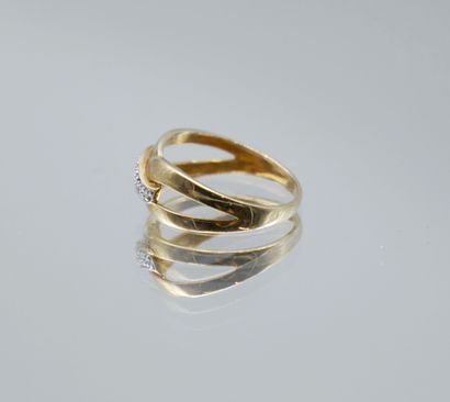 null Yellow gold ring 375 thousandths with two simulated rings paved with small diamonds.
In...