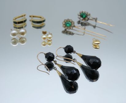 null Suite of 4 pairs of earrings including : 
- Two pairs of ear chips with pearls....