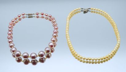 Deux colliers de perles de cultures et nacrées...