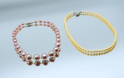 null Deux colliers de perles de cultures et nacrées violette rose, les fermoirs en...