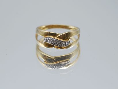 null Yellow gold ring 375 thousandths with two simulated rings paved with small diamonds.
In...