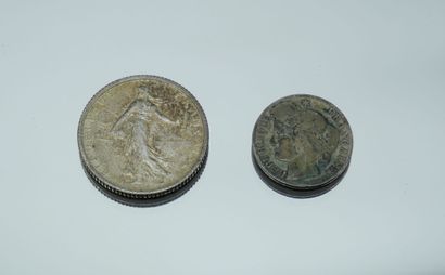 null Ensemble de 2 Monnaies France, Argent.
1 Franc 1920 et Cérès (50 cent), effacée...