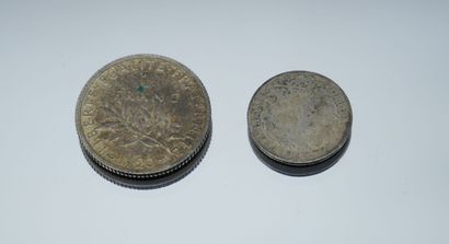 null Ensemble de 2 Monnaies France, Argent.
1 Franc 1920 et Cérès (50 cent), effacée...