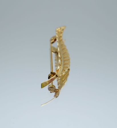 null Brooch leaf in gold 750 thousandth
Weight : 2,27 gr - Length : 5 cm 

The withdrawal...