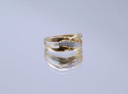 null Yellow gold ring 375 thousandths with two simulated rings paved with small diamonds.
In...