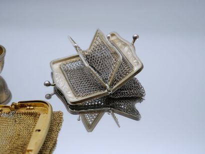null Silver lot including : 
- A silver pillbox 925 thousandths with chased decoration...