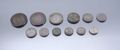 null Ensemble de 12 Monnaies Etrangères. Argent.
7-Angleterre : 4-Six Pence 1910,...