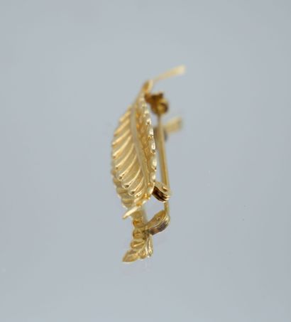 null Brooch leaf in gold 750 thousandth
Weight : 2,27 gr - Length : 5 cm 

The withdrawal...