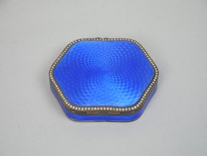 null Boite à pilules hexagonale en émail bleu guilloché, entourage de petites perles
Dimensions...