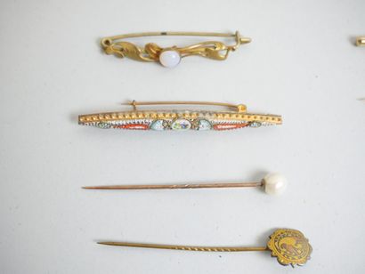 null Set of about 25 fancy brooches, including one with a miniature, one in imitation...