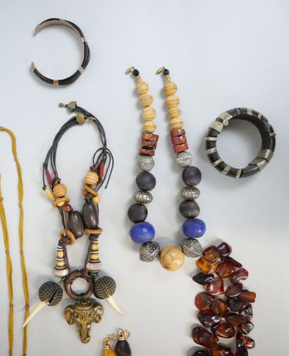null Ensemble de bijoux ethniques comprenant : 
- 4 bracelets
- 5 colliers (le plus...