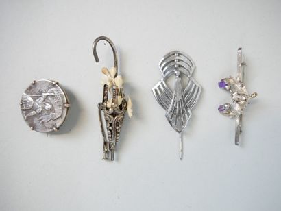 null Set of silver plated costume jewelry including :
- 4 brooches
- 2 pairs of earrings
-...