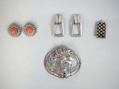 null Set of silver plated costume jewelry including :
- 4 brooches
- 2 pairs of earrings
-...