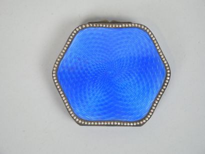 null Boite à pilules hexagonale en émail bleu guilloché, entourage de petites perles
Dimensions...