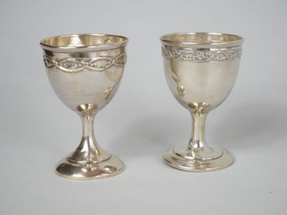 null Suite of 3 silver egg cups 925 thousandths with decoration of garlands of flowers...