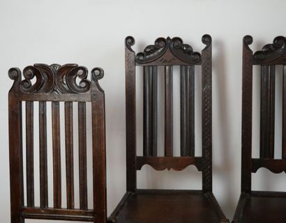 null Deux paires de chaises en chêne teinté à décor mouluré et sculpté, les dossiers...