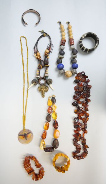 null Ensemble de bijoux ethniques comprenant : 
- 4 bracelets
- 5 colliers (le plus...
