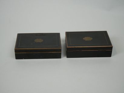 null Réunion de deux boîtes à bijoux en bois laqué noir, filets et cartouche en laiton,...