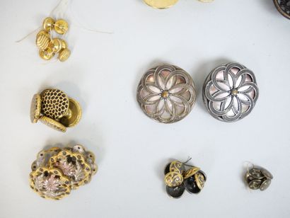 null Ensemble de bijoux fantaisies comprenant notamment :
- environ 20 colliers,...