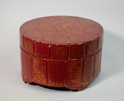 null BIMARNIE 
Boîte à Betel en bois laqué rouge à décors doré de volutes et de feuillages...