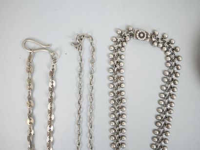 null Ensemble de bijoux fantaisie en métal argenté comprenant :
- 4 broches
- 2 paires...