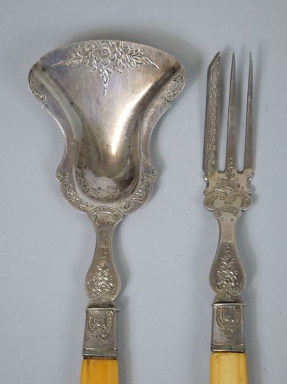 null A set including : 
- a spoon in English silver 800 thousandth, length: 14,5...