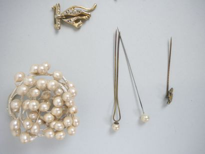 null Ensemble de bijoux fantaisies comprenant notamment :
- environ 20 colliers,...