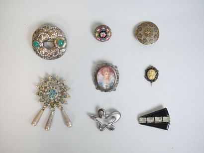 null Set of about 25 fancy brooches, including one with a miniature, one in imitation...