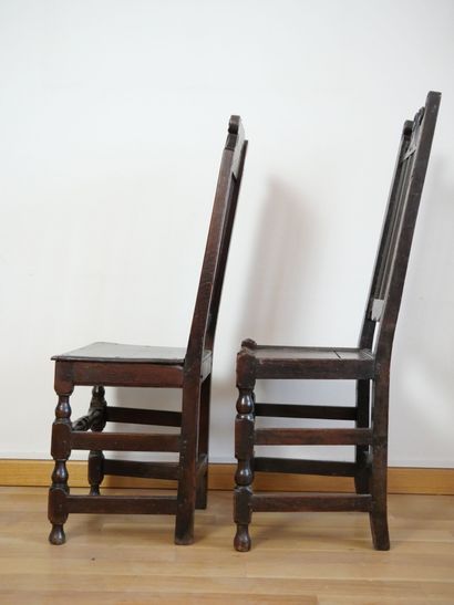 null Deux paires de chaises en chêne teinté à décor mouluré et sculpté, les dossiers...