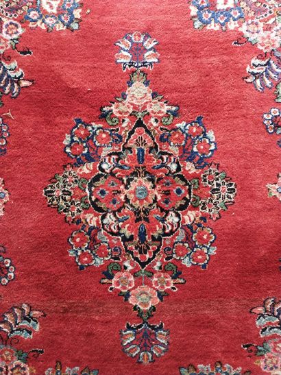 null Tapis persan
Kirman, 2nde moitié du XXe
Dimensions : 322 x 250 cm 

Le retrait...