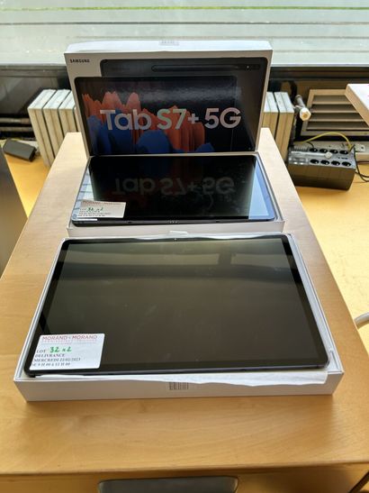 null Lot de deux tablettes Samsung S7 + 5G avec étui de protection
n° de série R52NA0HRG3Y...