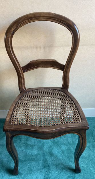 null Paire de chaises en bois naturel teinté à dossier violoné à une barrette moulurée...