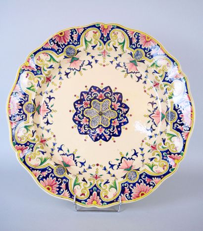 null Large earthenware dish with hand-painted foliage and scrolls. Signed on the...