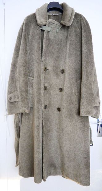 null BURBERRY'S 
Long manteau en alpaca kaki, l'intérieur en viscose, avec ceinture...