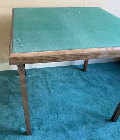 null Table à jeu pliante en bois de placage recouvert d'un feutre vert. 
Dimensions :...