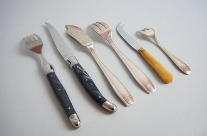 null Suite de couverts dépareillés comprenant : 
LAGUIOLE. 12 couteaux et 12 fourchettes...