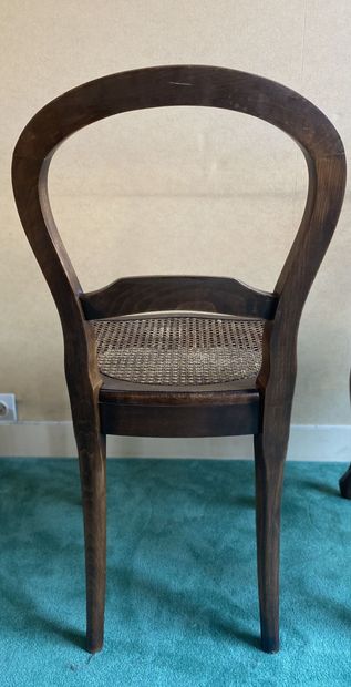 null Paire de chaises en bois naturel teinté à dossier violoné à une barrette moulurée...
