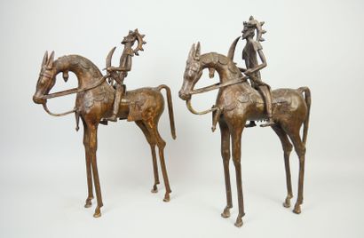 null Souvenirs de voyage
Deux cavaliers armés d'une machette en bronze à patine brune....